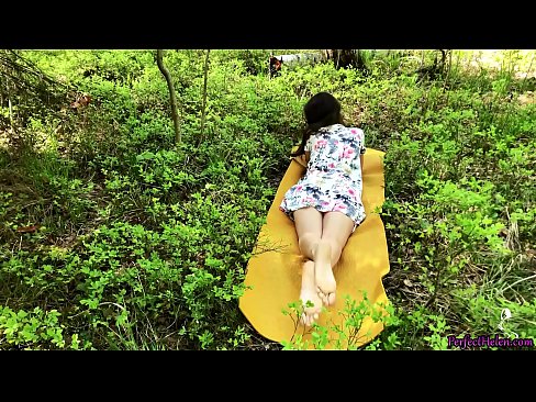 ❤️ Un străin de pe Tinder îmi masturbează păsărica și o fute cu pasiune în pădure at us ❤