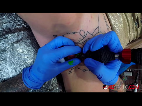❤️ Sully Savage, o bunăciune extrem de tatuată, și-a făcut un tatuaj pe clitorisul ei at us ❤