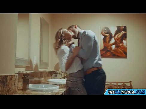 ❤️ Când o blondă cu sânii mari te seduce într-o toaletă publică at us ❤